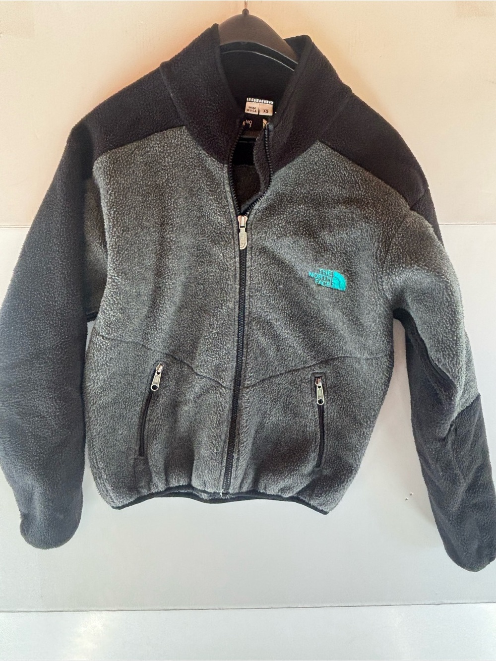 The North Face women’s XS Gray/Black Colorblock Fleece Jacket Full Zip Pockets